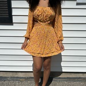 Short dress , long sleeves .